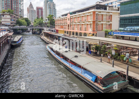 Des taxis bateau sur le canal San Saeb à Bangkok Banque D'Images