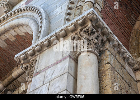 Détails de l'architecture en brique et pierre de la Basilique Saint-Sernin, Toulouse, France. Banque D'Images