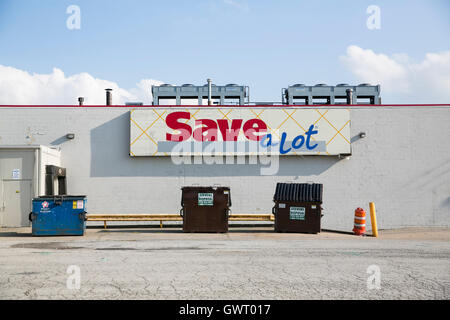 Un logo affiche à l'extérieur d'un Save-A-Lot épicerie à Northwood, dans l'Ohio le 16 juillet 2016. Banque D'Images