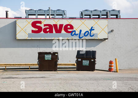 Un logo affiche à l'extérieur d'un Save-A-Lot épicerie à Northwood, dans l'Ohio le 16 juillet 2016. Banque D'Images