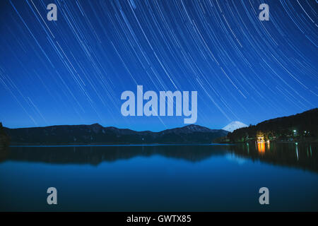 Star Trail du Mont Fuji Hakone shrine et de pier à Lac Ashinoko, Hakone, Japon Banque D'Images