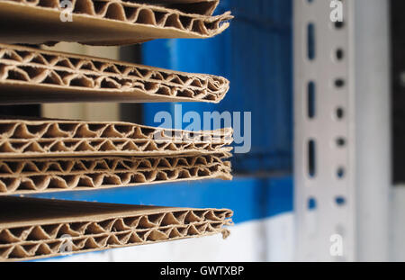 Pile de feuille de carton ondulé brun utilisé Banque D'Images