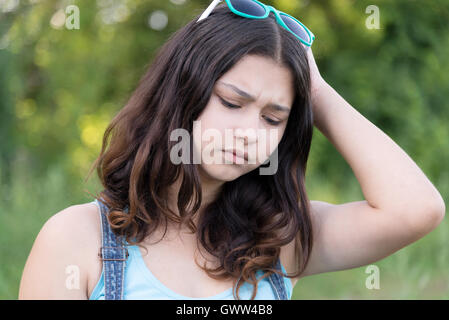 Portrait de jeune fille en été la nature des problèmes d'occupation Banque D'Images