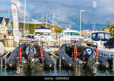 Marstrand, Suède - septembre 8, 2016 : l'environnement documentaire de deux Brig inflatable boats dans la ville de plaisance. Les nuages de tempête je Banque D'Images