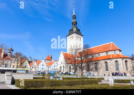 Tallinn, Estonie - 2 mai 2016 : Groupe de touristes près de Niguliste ou église Saint Nicolas à Tallinn Banque D'Images