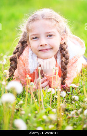 Cute little girl sur le pré en plein jour d'été Banque D'Images