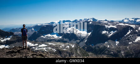 En admirant la vue, Strathcona Park, British Columbia Canada Banque D'Images