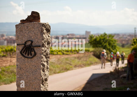 Marqueur Boot assis sur le long du chemin de Saint Jacques, route Frances Banque D'Images