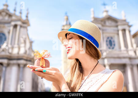 Femme avec du chocolat à Turin ville Banque D'Images