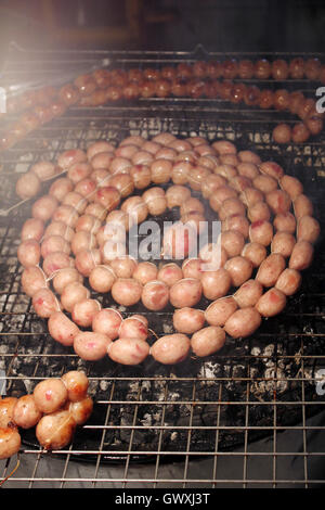 Boulettes de saucisse sur Bar-B-Q, de l'alimentation de rue en Thaïlande Banque D'Images