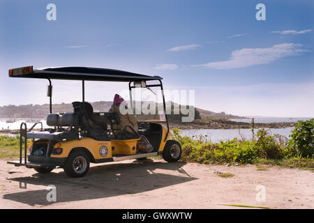 Un buggy électrique, sur les voitures de l'entreprise Panier Scilly, est le choix préféré pour voir la magnifique île de St Marys, Scilly Banque D'Images