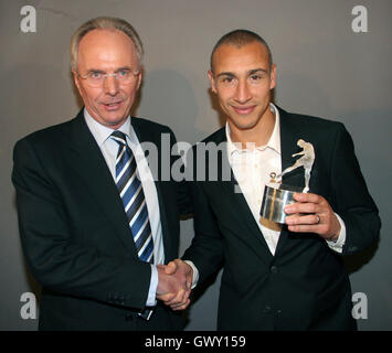 SVEN GÖRAN ERIKSSON félicite Henrik Larsson à l'objectif ultime en 2006, lors de l'Assemblée annuelle de gala de Football Banque D'Images