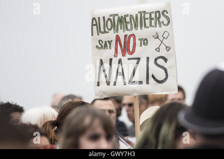 Des manifestants anti-fascistes mars en réponse à une manifestation tenue par le sud-est de l'Alliance à Brighton avec : Atmosphère Où : Brighton, Royaume-Uni Quand : 04 Juin 2016 Banque D'Images