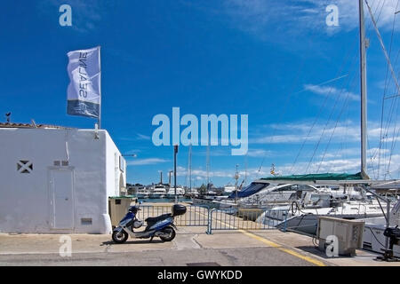 Scooter stationné à Puerto Alcudia, Majorque, Iles Baléares, Espagne, le 3 avril 2016. Banque D'Images