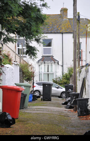 Derrière les maisons de la route dans la région de Falmouth, Cornwall avec poubelles Banque D'Images