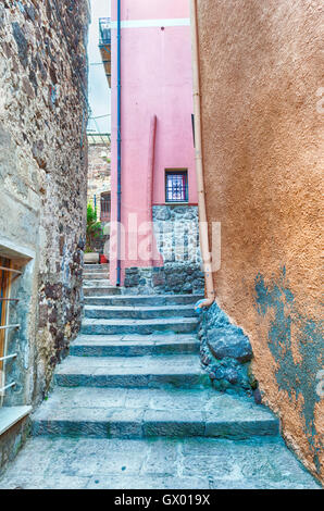 L'allée magnifique vieille ville de Castelsardo - Sardaigne - Italie Banque D'Images