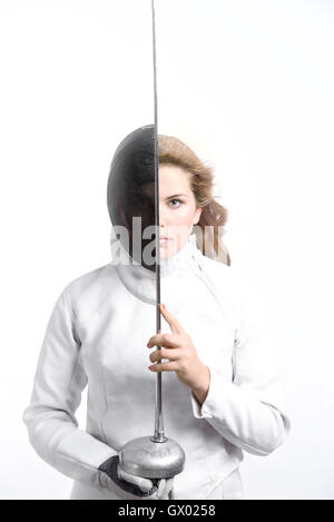Portrait de demi-longueur woman wearing white costume noir et d'escrime masque escrime couvrant la moitié du visage Banque D'Images