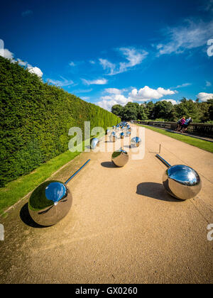 Laissez 100 fleurs Bloom, 2008 par l'artiste suisse pas vitale, au Yorkshire Sculpture Park, près de Wakefield, Angleterre, Royaume-Uni. Banque D'Images