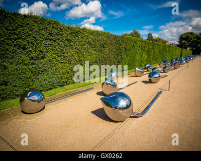 Laissez 100 fleurs Bloom, 2008 par l'artiste suisse pas vitale, au Yorkshire Sculpture Park, près de Wakefield, Angleterre, Royaume-Uni. Banque D'Images