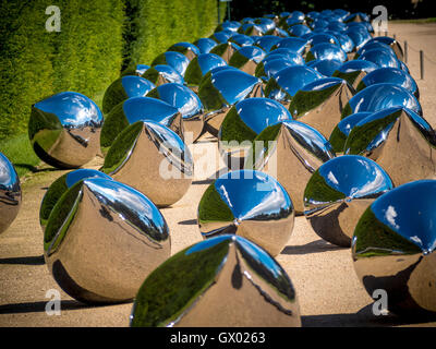 Laissez 100 fleurs Bloom, 2008 par l'artiste suisse pas vitale, au Yorkshire Sculpture Park, près de Wakefield, Angleterre, Royaume-Uni. Banque D'Images