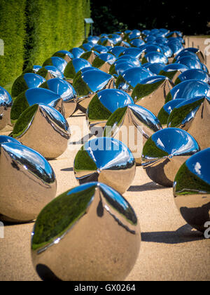 Laissez 100 fleurs Bloom, 2008 par l'artiste suisse pas vitale, au Yorkshire Sculpture Park, près de Wakefield, Angleterre, Royaume-Uni. Banque D'Images