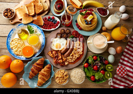 Petit-déjeuner buffet continental et anglais complet de jus d'orange café croissant salade de fruits Banque D'Images