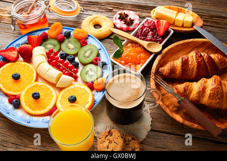 Buffet petit-déjeuner continental sain salade de fruits Jus d'orange café croissant Banque D'Images