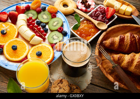 Buffet petit-déjeuner continental sain salade de fruits Jus d'orange café croissant Banque D'Images
