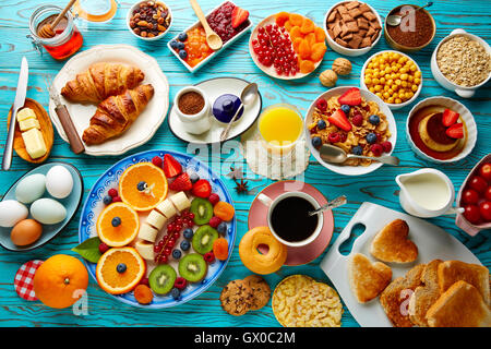 Buffet petit-déjeuner continental sain salade de fruits Jus d'orange café croissant Banque D'Images