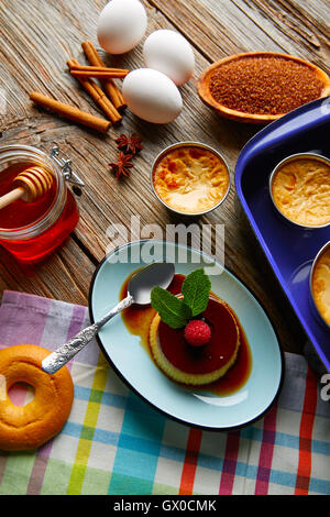 Crème caramel crème dessert Flan cuit au four bain-marie Banque D'Images