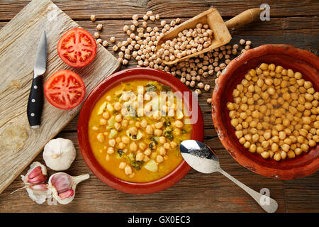 Ragoût de pois chiches Pois chiches de Potaje recette avec les ingrédients traditionnels de l'Espagne Banque D'Images