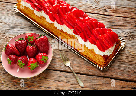 Fraises tarte feuilletée sur table en bois Banque D'Images