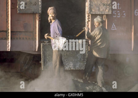 L'Inde, Wankaner à vapeur dernier hangar, photographié en février 1999, la vidange des wagons de charbon entrant et l'étape du charbon. Banque D'Images