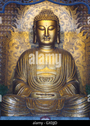 Statue du Bouddha d'or au monastère Fo Guang Shan à Kaohsiung, Taiwan Banque D'Images