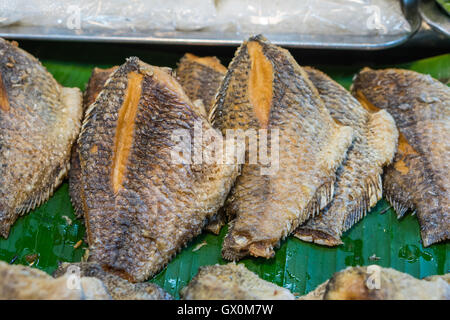 Le tilapia et la carpe frite Banque D'Images