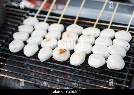 Des boulettes de viande grillée, thai street food Banque D'Images