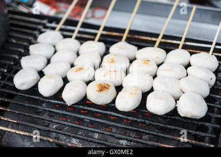 Des boulettes de viande grillée, thai street food Banque D'Images