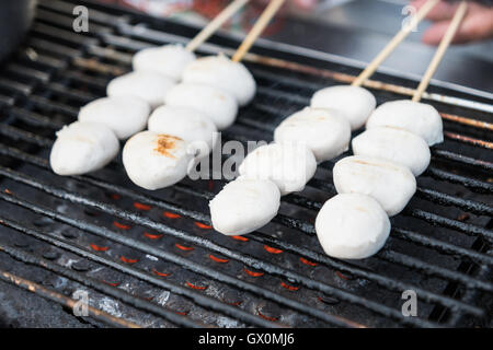 Des boulettes de viande grillée, thai street food Banque D'Images