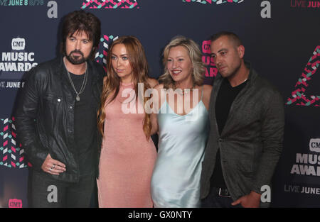 Au CMT Music Awards Nashville Arena Bridgestone - Arrivées avec : Billy Ray Cyrus, Brandi Cyrus, Joey Lauren Adams Où : Nashville, Tennessee, United States Quand : 08 Juin 2016 Banque D'Images