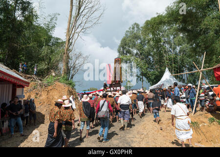 Le corps mort à l'intérieur du cercueil mettent dans le Lantang (cabanes) d'être défilé de la famille et les proches ; Banque D'Images