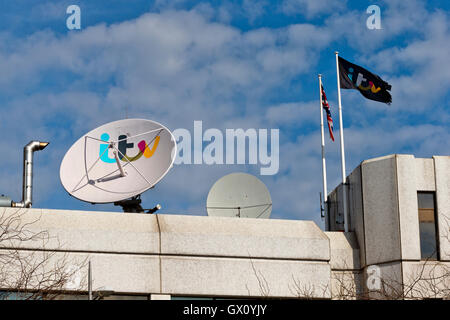 Antenne satellite sur le dessus du Kent House, siège de la chaîne de télévision britannique ITV. Banque D'Images