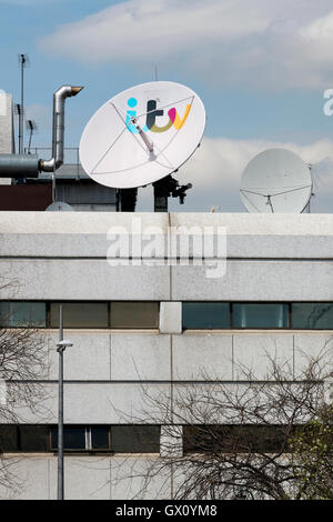 Antenne satellite sur le dessus du Kent House, siège de la chaîne de télévision britannique ITV. Banque D'Images