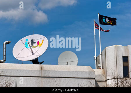 Antenne satellite sur le dessus du Kent House, siège de la chaîne de télévision britannique ITV. Banque D'Images