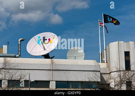 Antenne satellite sur le dessus du Kent House, siège de la chaîne de télévision britannique ITV. Banque D'Images