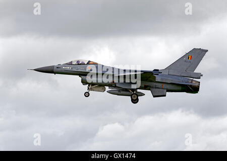 Un composant de l'air belge General Dynamics F-16AM, FA-95, sur la finale pour atterrir à l'Yeovilton International Air Day 2011. Banque D'Images