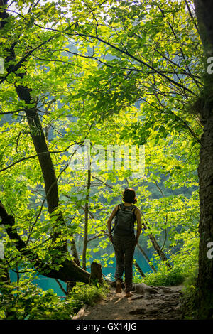 Une femme se promener le long de la rivière Korana qui crée les célèbres Lacs de Plitvice, un site classé au patrimoine mondial (Croatie). Banque D'Images