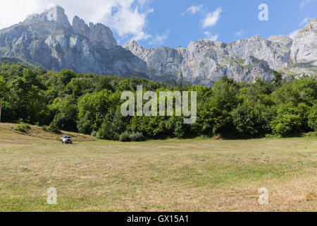 Montagnes Picos de Europa - voiture dans un champ Banque D'Images