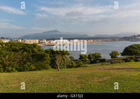 Vue sur st jean de luz à partir de l'Oceanside Banque D'Images