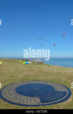 Parapente sur la rose des vents sur Beachy Head. Eastbourne. Le Sussex. L'Angleterre. UK Banque D'Images