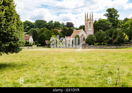 St Nicholas Church niché parmi les arbres sur l'Chawton House parkland, Hampshire, Royaume-Uni Banque D'Images